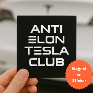 Op de afbeelding: Zwarte vierkante magneet of sticker met witte tekst die "ANTI ELON TESLA CLUB" luidt.