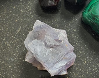 Ejemplar de cristal de fluorita púrpura