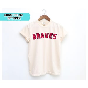 Camiseta de los Atlanta Braves con colores cómodos: camiseta de béisbol vintage, unisex, suave y estampada, regalo para fans de los Braves, atuendo para el día del partido. imagen 1