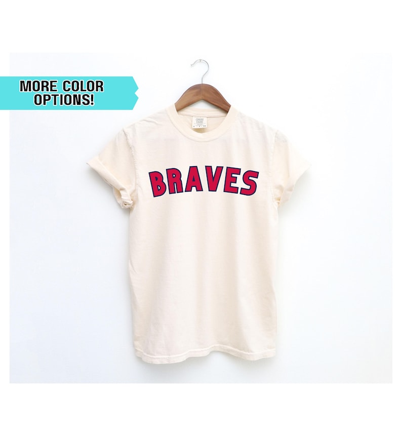 Camiseta de los Atlanta Braves con colores cómodos: camiseta de béisbol vintage, unisex, suave y estampada, regalo para fans de los Braves, atuendo para el día del partido. imagen 1