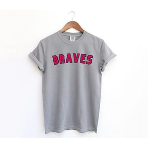 Camiseta de los Atlanta Braves con colores cómodos: camiseta de béisbol vintage, unisex, suave y estampada, regalo para fans de los Braves, atuendo para el día del partido. imagen 3