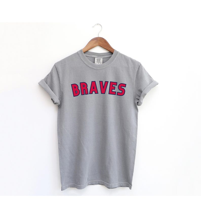Camiseta de los Atlanta Braves con colores cómodos: camiseta de béisbol vintage, unisex, suave y estampada, regalo para fans de los Braves, atuendo para el día del partido. imagen 3