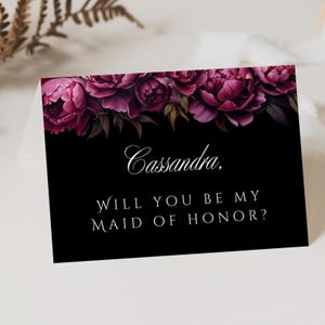 Cartões de madrinhas e madrinhas dobrados com peônias da meia-noite | Modelo floral escuro do Canva | Cartões de pedido de casamento para impressão MMV003
