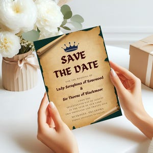 Könnte beinhalten: Eine Hochzeitseinladung im Vintage-Stil mit dem Text "Save the Date" in Dunkelbraun. Die Einladung zeigt eine Krone und Schriftrollen-Akzente, mit Details für Lady Seraphina of Rosewood und Sir Thorne of Blackmoor.