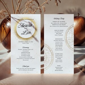以下が含まれることがあります： 「Aurora and Leo」という名前がエレガントな筆記体で書かれた結婚式のプログラム。金色のグリッターサークルが特徴です。プログラムには、結婚式のパーティー、セレモニーの詳細、感謝のメッセージが記載されています。デザインは白い背景です。