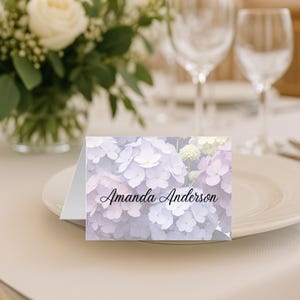 Modelo de cartões de lugar de casamento dobráveis editáveis | Cartão de nome floral de hortênsia roxa | Modelo Canva 5x7" | Download digital | Personalizável