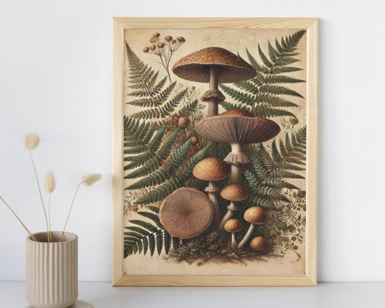 Pu&ograve; includere: Un'illustrazione botanica vintage di funghi e felci. I funghi sono marroni e bianchi con una variet&agrave; di forme e dimensioni. Le felci sono verdi e frondose.