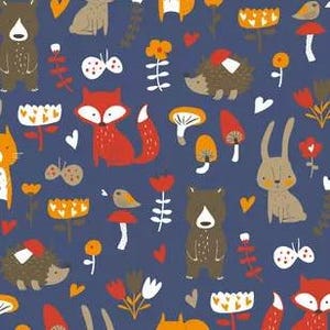Puede incluir: Un patr&oacute;n de tela azul oscuro con ilustraciones repetidas de osos marrones, zorros rojos, conejos beige y erizos. El dise&ntilde;o incluye flores naranjas y blancas, setas rojas y naranjas, mariposas blancas y peque&ntilde;os corazones blancos.
