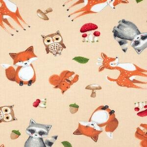 Puede incluir: Una tela de color beige claro con un patr&oacute;n repetitivo de animales del bosque que incluye zorros naranjas, b&uacute;hos marrones, mapaches grises y ciervos. El dise&ntilde;o tambi&eacute;n incluye setas rojas, hojas verdes, bellotas marrones y bayas peque&ntilde;as.