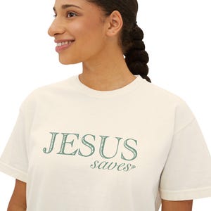 イエスが救うボックスTシャツ - 信仰にインスパイアされた女性用トップス