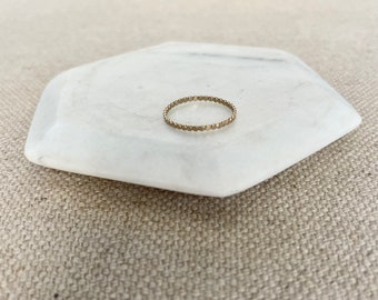 Stapelbarer Ring mit Perlen