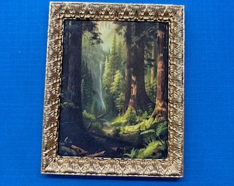 Peut inclure: Une peinture encadrée représentant une scène de forêt avec de grands arbres et une cascade en arrière-plan. Le cadre est doré et présente un motif décoratif.