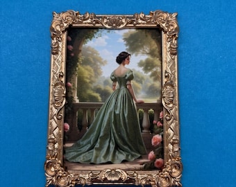 Peut inclure: Une peinture encadrée d'une femme en robe verte debout sur un balcon avec des roses. Le cadre est doré et orné.