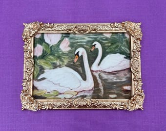 Impression encadrée miniature deux cygnes, image encadrée de maison de poupée cygne fantaisiste, cadre ton or, échelle 1/12, #096
