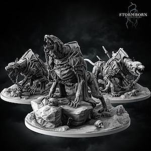 Peut inclure: Trois figurines fantastiques en niveaux de gris représentant des créatures monstrueuses avec des visages menaçants, des chaînes et une armure. Elles se tiennent sur des plateformes rocheuses avec des crânes. Le logo Stormborn Collectibles est en haut à droite.