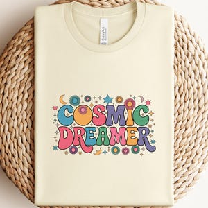 Camiseta Cosmic Dreamer, camiseta gráfica retrô, camiseta colorida espacial, Flower Power, design de letras bacana, ideia de presente única