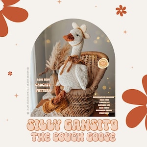 Könnte beinhalten: Ein gehäkeltes Gänse-Spielzeug, "Silly Gansito the Couch Goose", sitzt in einem Korbstuhl. Die Gans ist weiß mit braunen Akzenten und trägt eine Schleife, einen Blumenhut und Gummistiefel. Der Text "Low Sew Crochet Pattern" ist enthalten.