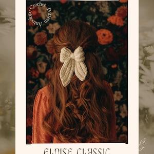Puede incluir: Un lazo para el cabello de ganchillo de color crema es el punto focal, sobre un fondo de cabello largo y casta&ntilde;o rojizo. La imagen est&aacute; enmarcada con el texto "Crochet Pattern Antelope" y "Eloise Classic". El fondo presenta un patr&oacute;n floral.