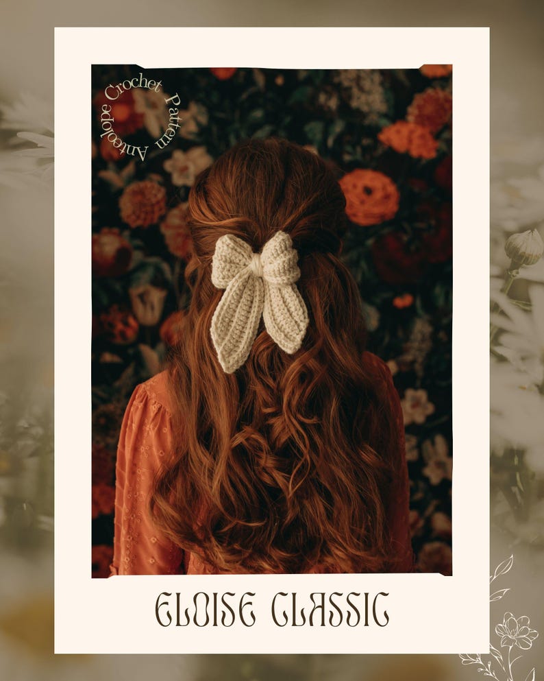 Puede incluir: Un lazo para el cabello de ganchillo de color crema es el punto focal, sobre un fondo de cabello largo y casta&ntilde;o rojizo. La imagen est&aacute; enmarcada con el texto "Crochet Pattern Antelope" y "Eloise Classic". El fondo presenta un patr&oacute;n floral.