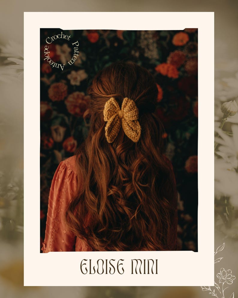 Puede incluir: Primer plano de una pinza para el pelo con forma de lazo, de ganchillo en un c&aacute;lido tono marr&oacute;n dorado. El lazo est&aacute; peinado en cabello largo y ondulado de color marr&oacute;n. La imagen est&aacute; enmarcada con el texto "Crochet Pattern Antelope" y "Eloise Mini".