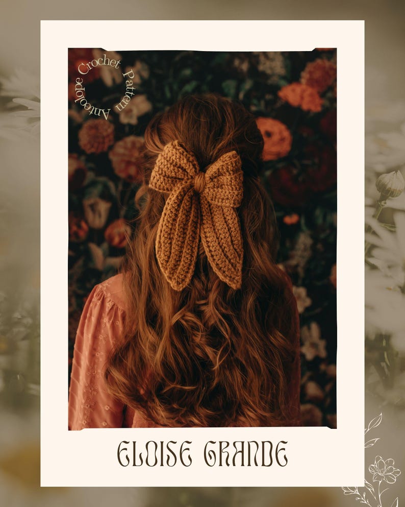 Puede incluir: Un lazo de ganchillo color mostaza en el pelo de una persona, sobre un fondo floral. Tambi&eacute;n se ve el texto "Crochet Pattern Antelope" y "Eloise Grande". El lazo es el foco de la imagen.