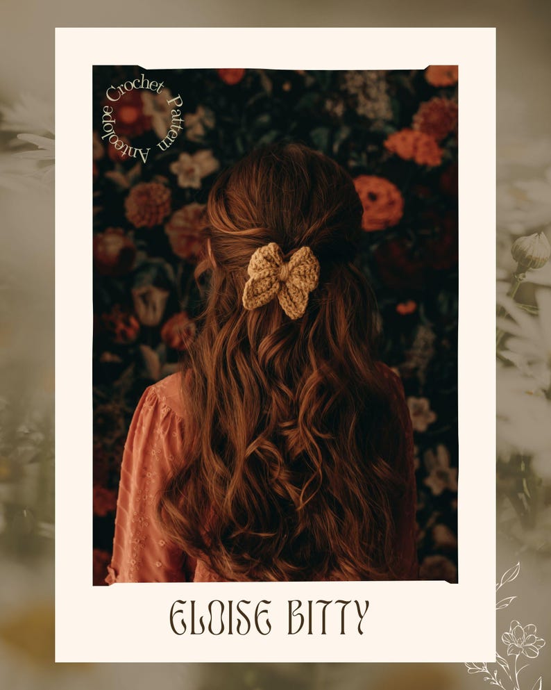 Puede incluir: Un lazo de ganchillo de color marr&oacute;n claro es el elemento principal de la imagen. El lazo se encuentra sobre una melena larga y ondulada de color marr&oacute;n. Tambi&eacute;n se puede leer el texto "Crochet Pattern Antelope" y "Eloise Bitty".