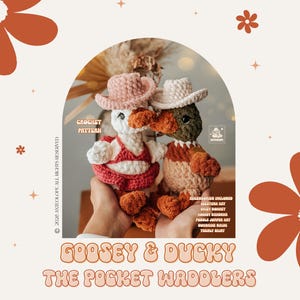 Può includere: Due figure in peluche all'uncinetto, un'oca bianca e un'anatra marrone, che indossano piccoli cappelli. Il testo recita: Crochet Pattern, Goosey & Ducky The Pocket Waddlers, Accessories Included: Western Hat, Daisy Bonnet, Howdy Bandana, Puddle Jumper Hat, Sunshine Bikini, Twirly Skirt.