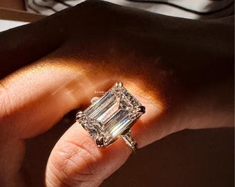 Anillo de compromiso con diamante de laboratorio de talla esmeralda de 10 quilates en oro blanco de 14 quilates: anillo de compromiso con piedra lateral de talla baguette cónica para mujer.