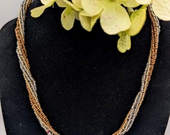 Collar de cuentas retorcidas