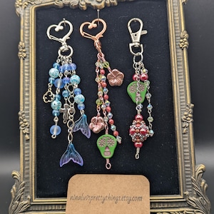 Pingente de bolsa com miçangas: pingentes de prata e bronze, acessório de bolsa feito à mão