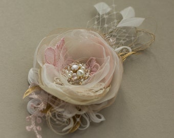 Wedding hair flower. Bridal hairpiece. Wedding hairpiece. Blush Gold hair flower clip. Bride hair accessories. Wedding headpiece. Fascinator