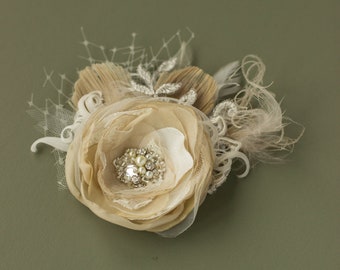 Champagne headpiece. Wedding hair flower. Bridal hairpiece. Wedding fascinator. Beige hair flower clip. Bride hair accessories.