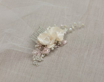 Wedding headpiece, Bridal hair comb, Floral hair comb, Lace wedding hairpiece, Floral hair accessory, Wedding hair fascinator.