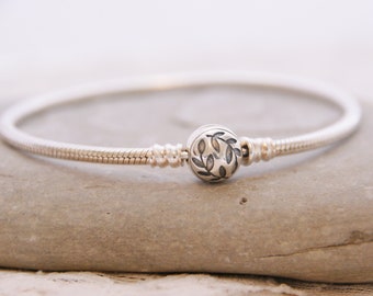 Sterling Silver - Bangle bracelet - Snake chain with laurel leaf decorated catch