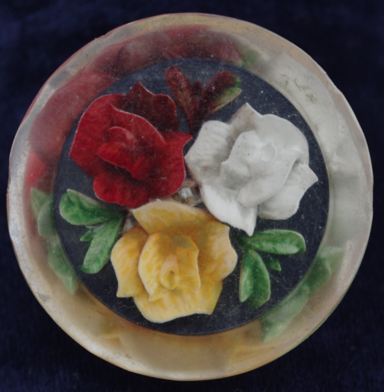 BROCHE ANCIENNE EN LUCITE ST VIERGE 3,5cm X 3,5cm EUR 14,90 - FR