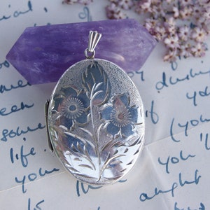 Grande - Vintage - Plata de ley - Diseño de flor bellamente grabada - Locket - c1976