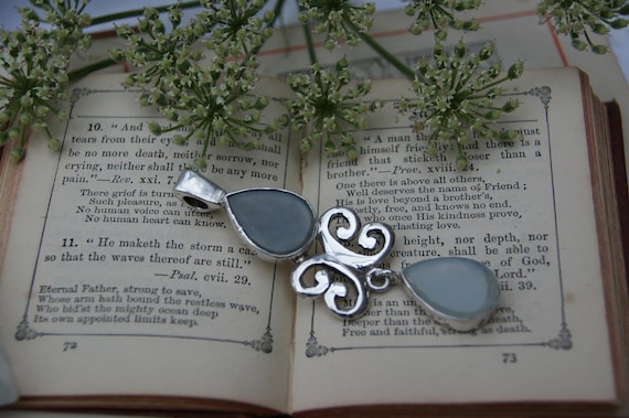 Large - Unusual Design - Solid Silver & Chalcedon… - image 1