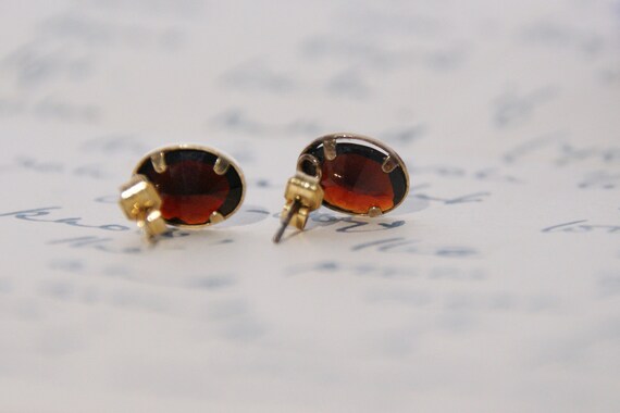 Elegant - 9ct Gold & Garnet - Oval Stud Earrings - image 5