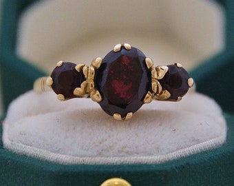 Stunning - 9ct Gold & Garnet - High set - Trilogy stone ring - c1978 - Size: UK M, US 6 1/4