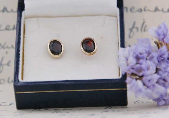 Elegant - 9ct Gold & Garnet - Oval Stud Earrings - image 4