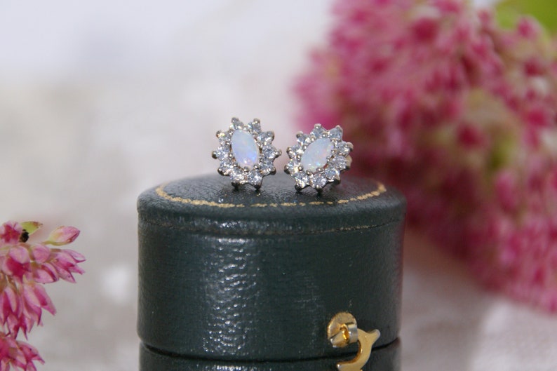 Stunning - Vintage - Genuine Brazilian shops Opal & 9ct Gold - Cluster design - Stud Earrings