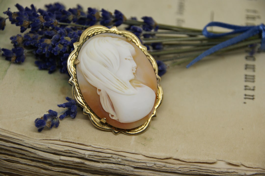 Pendentif Broche Camée Plaqué Or - Vintage, Poinçonné, Occasion En Bon état