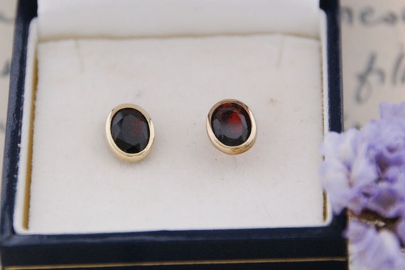 Elegant - 9ct Gold & Garnet - Oval Stud Earrings - image 7