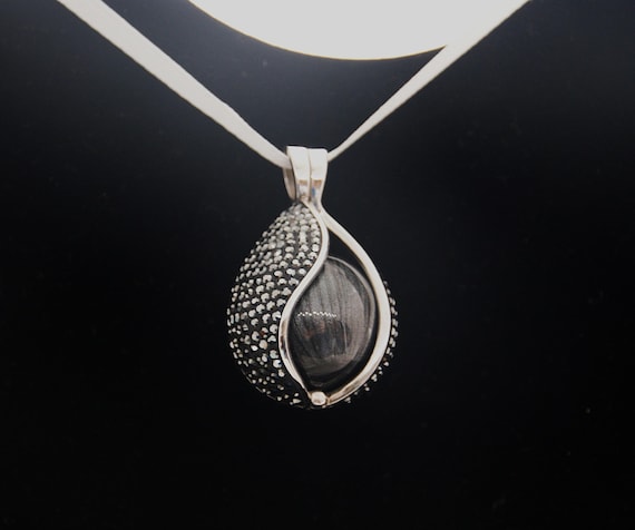 Stunning - Sterling Silver - Angel Whisperer Tear of Heaven opening pendant - Teardrop