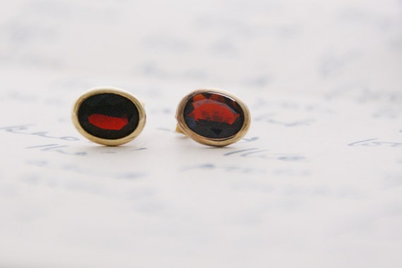 Elegant - 9ct Gold & Garnet - Oval Stud Earrings - image 3