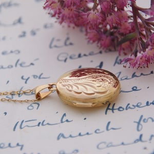 Decorative - 9ct Gold Floral design Locket and chain - Necklace -