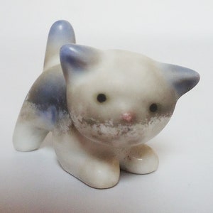 Amuleto de estatueta de gatinho japonês.Porcelana.Cores raras.