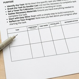 以下が含まれることがあります： 黒いハンドルと「But First, Coffee」のテキストが黒い太字で書かれた白いセラミックマグ。マグは白い表面にあります。