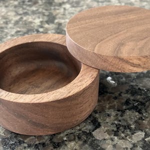 Petite salière en noyer