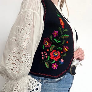 Vintage ungersk Matyó-broderad folkväst från 1970-talet, storlek S